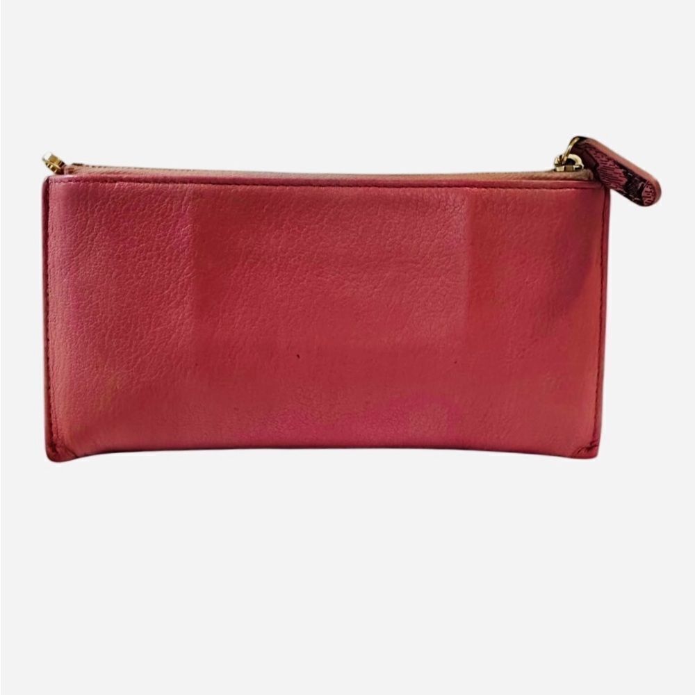 Chanel Pink Clutch with Iconic Logo and Minimalist Design - Picture 7 of 16